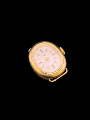 une image montrant un gros plan d'une montre en or sur fond noir