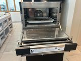 un four qui se trouve au milieu d'une cuisine