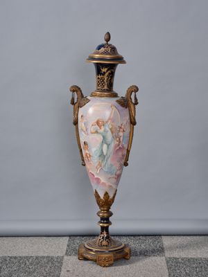 un vase posé sur un socle, sur un sol à carreaux