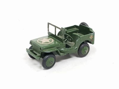 une petite jeep verte avec une étoile sur le capot