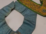 deux morceaux de bandana bleu et jaune avec l'image d'un oiseau dessus