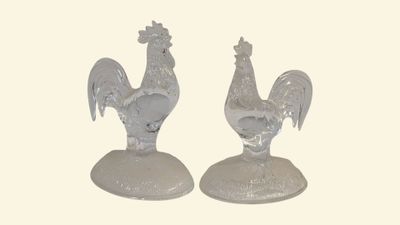 Paire de sujets "Coqs chantants" en verre moulé pressé repos…