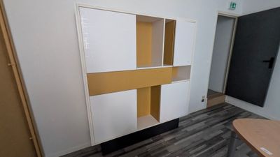une photo d'une pièce avec un bureau et une bibliothèque