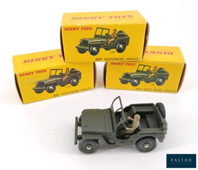 Trois véhicules militaires miniatures sont posés les uns à côté des autres sur une surface blanche