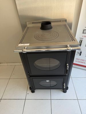 un poêle posé dans un coin de la pièce