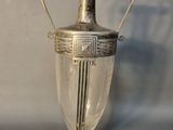 un vase en argent posé sur une table