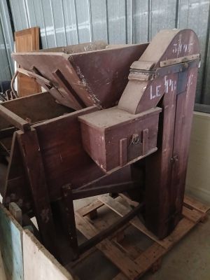 une pile de vieilles valises posées sur une palette