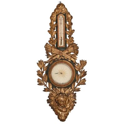 une horloge accrochée au mur avec un baromètre
