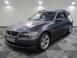une photo d'un break BMW gris garé dans un garage