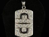 un pendentif en or blanc et diamants sur lequel figure la lettre « u »