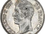 gros plan d'une pièce de monnaie sur laquelle figure un visage de femme