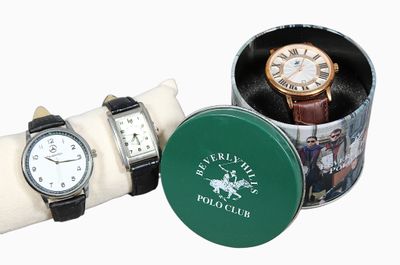 deux montres et un coffret à montres posés sur une table