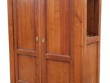 une photo d'une armoire en bois avec une porte vitrée