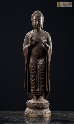 une statue de Bouddha debout sur un socle, sur fond noir