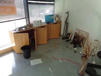 une image représentant une pièce avec un bureau et une fenêtre