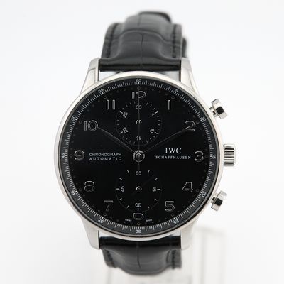 gros plan d'une montre-bracelet avec un cadran noir