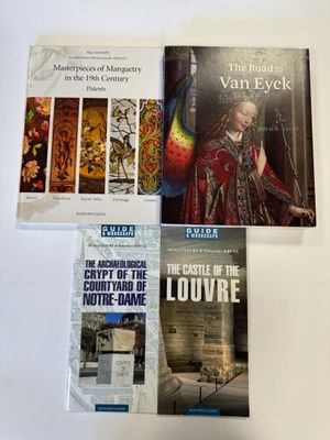 quatre livres posés sur une table blanche, sur fond blanc
