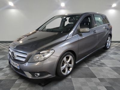 la classe b de la mercedes est garée sur un sol en damier