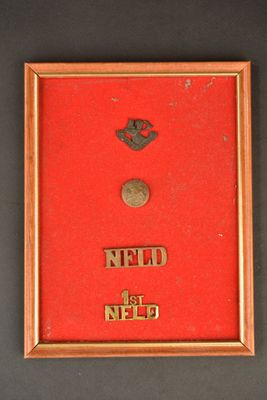 une vieille photo d'une boîte rouge contenant une pièce de monnaie