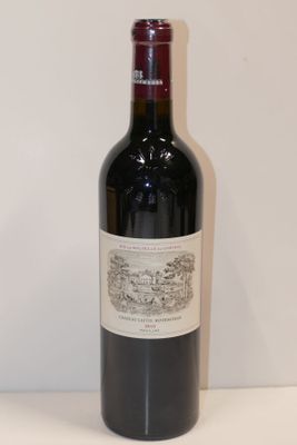 une bouteille de vin posée sur une table