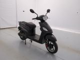 un scooter garé dans une pièce