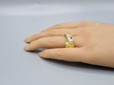 la main de quelqu'un, avec une bague en or sertie de diamants au doigt