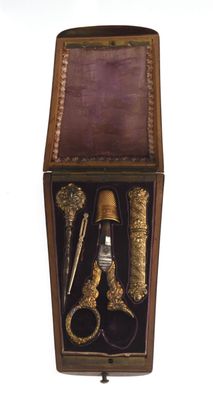 NECESSAIRE de COUTURE comprenant un dé à coudre en or, poinç…