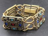 une photo en gros plan d'un bracelet posé sur une table