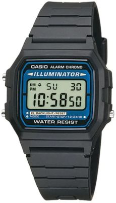 un gros plan d'une montre numérique sur fond blanc
