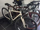 Plusieurs vélos sont alignés contre un mur dans une pièce
