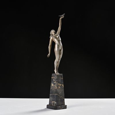 une statue en bronze représentant une femme, posée sur un socle en marbre