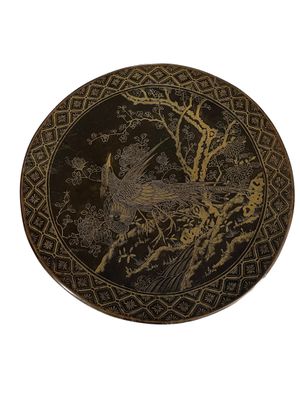 une assiette décorative représentant un oiseau sur fond blanc