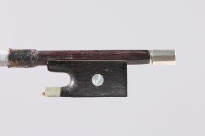 une image représentant un archet de violon d'où dépasse un morceau de bois