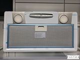 une radio posée sur une table