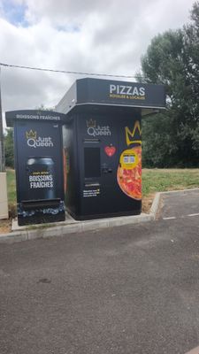 deux distributeurs automatiques au bord de la route