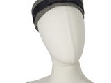 le bandeau est noir et blanc, avec un motif à carreaux