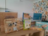beaucoup de jouets sur la table dans la pièce