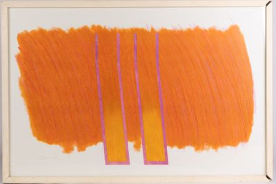 un tableau orange et violet accroché à un mur blanc, dans un cadre blanc