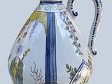 un vase bleu et blanc avec un oiseau dessus