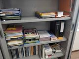 une étagère avec un tas de livres dessus
