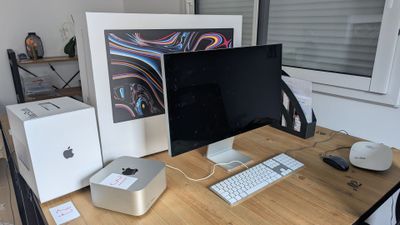 un bureau sur lequel se trouvent un ordinateur, un clavier, une souris et un écran