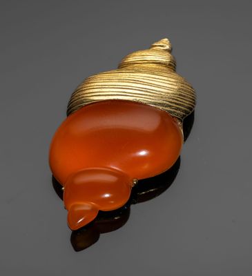 CHRISTIAN DIOR Parfum Broche pendentif coquillage en métal d…