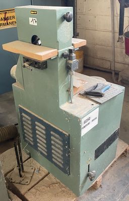 a machine that is sitting on a table in a room