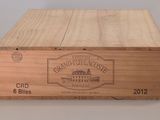 une boîte en bois avec une étiquette sur une table