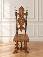 GRANDE CHAISE en noyer incrusté d os et de filets de bois à …