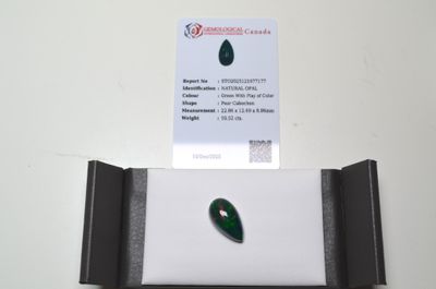 Une opale, cabochon forme poire, couleur verte avec jeu de c…