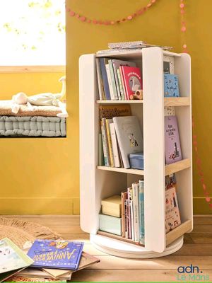 une bibliothèque remplie de livres, placée dans un coin de la pièce