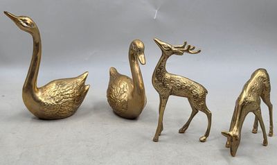 trois figurines en laiton représentant des animaux et un oiseau sur fond blanc