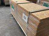 Plusieurs piles de cartons sont empilées les unes sur les autres dans un entrepôt
