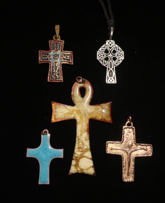 Plusieurs croix différentes sont représentées sur un fond noir.